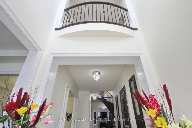 14 Ladbrook Cres, House other with 7 bedrooms, 5 bathrooms and 4 parking in Brampton ON | Image 4