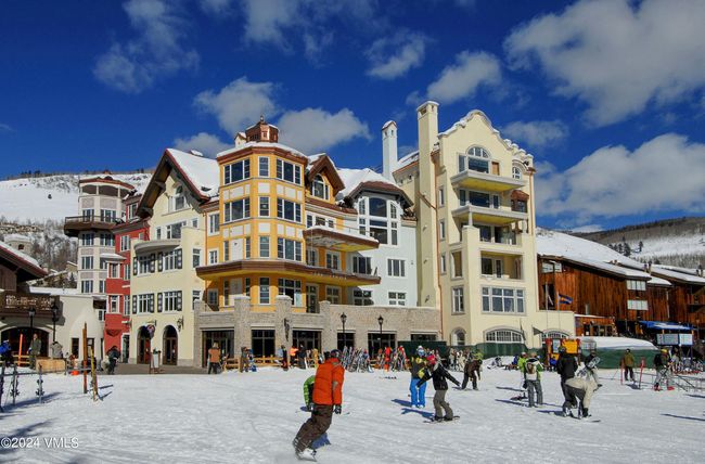 Ski-in, ski-out doesn’t get more convenient than this. Walk out the door and onto the slopes—Penthouse #642 puts you right in the heart of Lionshead Village, with dining, shops, and lifts just steps away. | Image 24