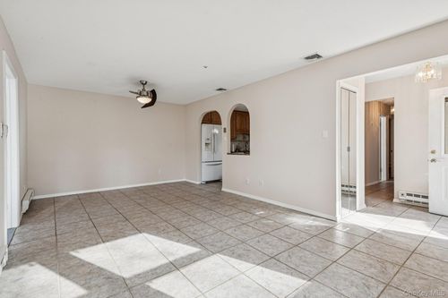 5 Fredricksburg Ct, Coram, NY, 11727-1622 | Card Image