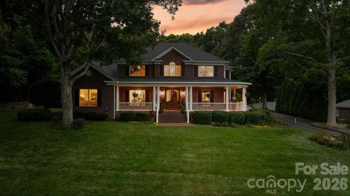 3740 Pinecrest Dr Ne, Hickory, NC, 28601-8741 | Card Image