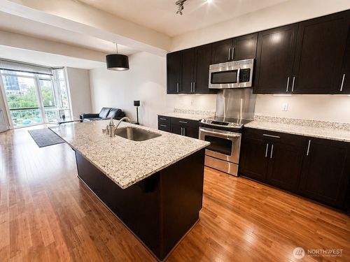 515-699 John St, Seattle, WA, 98109-5061 | Card Image