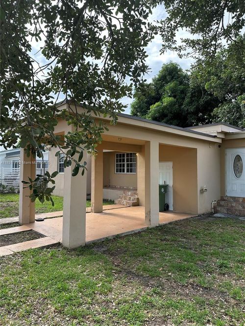 658 Se 8th Pl, Hialeah, FL, 33010-5618 | Card Image