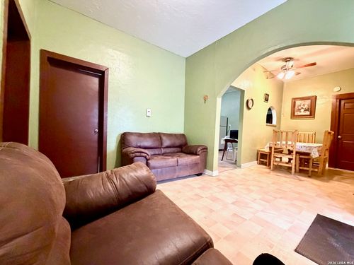 944 Briscoe Aly, San Antonio, TX, 78207-1737 | Card Image