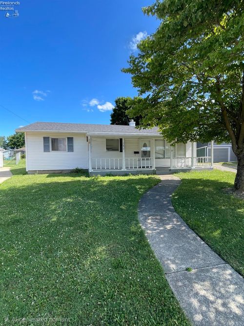 140 Crystal Ct, Bellevue, OH, 44811-1609 | Card Image