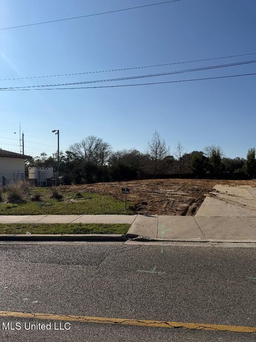 205 Iberville Dr, Biloxi, MS, 39531-4346 | Card Image