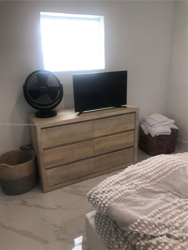APT-4 - 2816 Pine Tree Dr, Condo with 1 bedrooms, 1 bathrooms and null parking in Miami FL | Image 8
