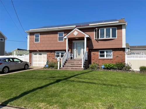 84 Surf Rd, Lindenhurst, NY, 11757-6638 | Card Image