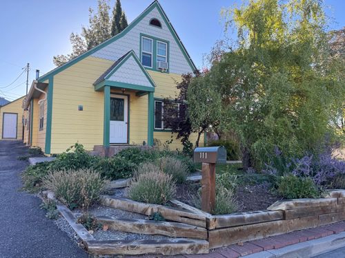111 Sheldon St, Klamath Falls, OR, 97601-2735 | Card Image