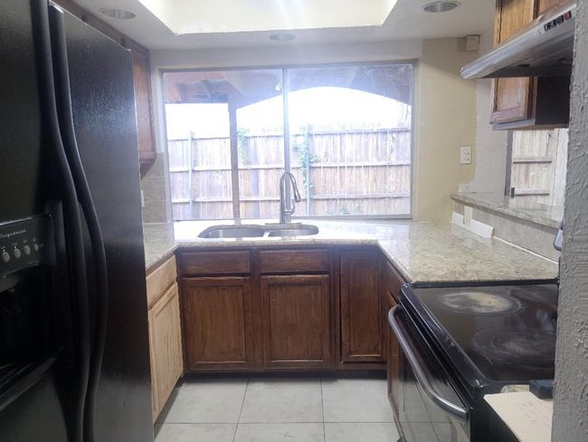 Kitchen with granite counters, Fridge stays | Image 4