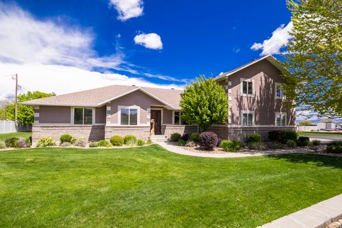 4123 S Vernal Ave, Vernal, UT, 84078-8867 | Card Image
