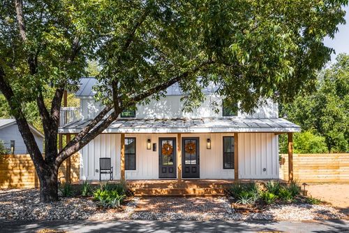 212 W Peach St, Fredericksburg, TX, 78624-3725 | Card Image