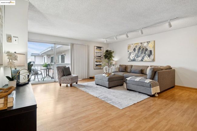 APT-320 - 960 Shorepoint Ct, Condo with 2 bedrooms, 2 bathrooms and 2 parking in Alameda CA | Image 9