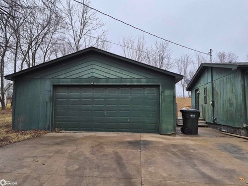 2411 255th St, Oskaloosa, IA, 52577-9637 | Card Image