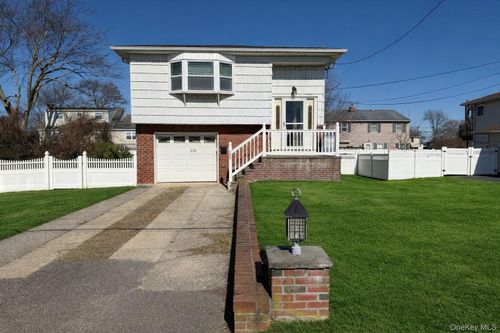 250 Wyona Ave, Lindenhurst, NY, 11757-5943 | Card Image