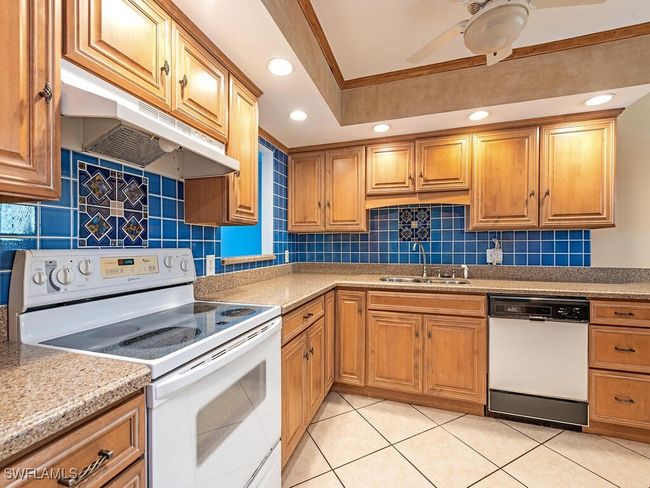 APT-211 - 800 River Point Dr, Condo with 2 bedrooms, 3 bathrooms and null parking in NAPLES FL | Image 6