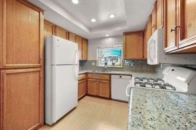 677 Summer View Cir, Townhouse with 2 bedrooms, 3 bathrooms and 2 parking in Encinitas CA | Image 9