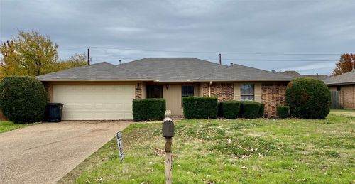 1203 Stonelake Dr, Cleburne, TX, 76033-6532 | Card Image