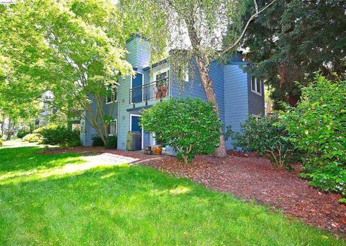 40 Emery Bay Dr, Emeryville, CA, 94608-2932 | Card Image