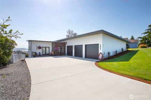 8068 Niska Rd, Blaine, WA, 98230-9553 | Card Image