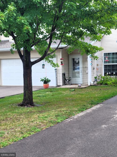 16 Bridgewater Trl, Hudson, WI, 54016-7777 | Card Image