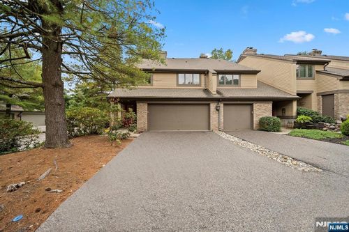 8 Sandburg Ct, Mahwah, NJ, 07430-3167 | Card Image