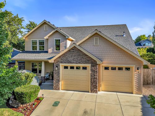 3909 Crystal Springs Dr, Medford, OR, 97504-9131 | Card Image