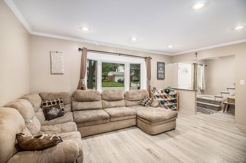 35936 Meadowbrook St, Livonia, MI, 48154-5129 | Card Image