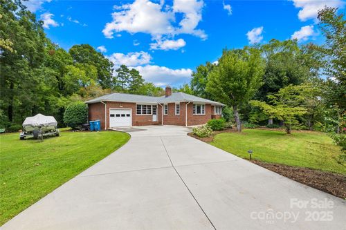 207 2nd Ave Ne, Catawba, NC, 28609-8372 | Card Image