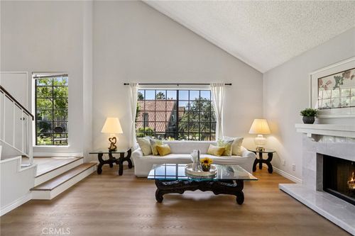963 Thistlegate Rd, Oak Park, CA, 91377-3923 | Card Image