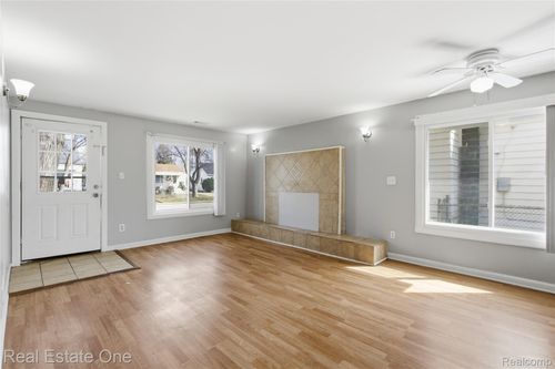 5747 Kingsbury St, Dearborn Heights, MI, 48127-3117 | Card Image
