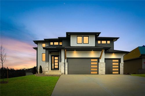 205 Nw Lovins Dr, Lee's Summit, MO, 64081-4300 | Card Image
