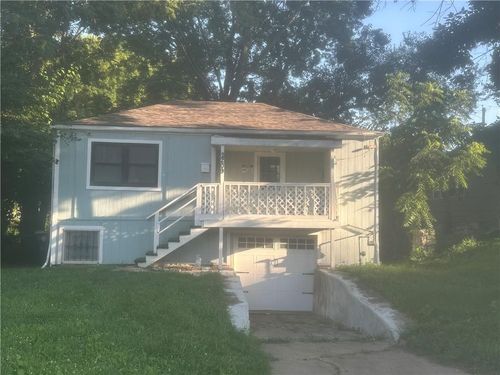 2209 E 72nd St, Kansas City, MO, 64132-1752 | Card Image