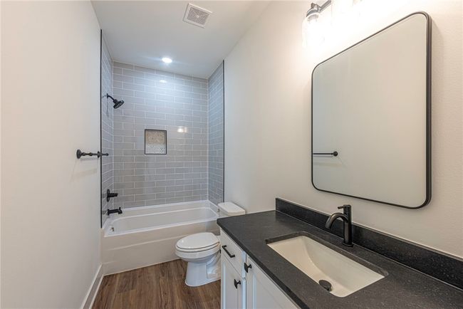 Upstairs Bathroom 1 | Image 10