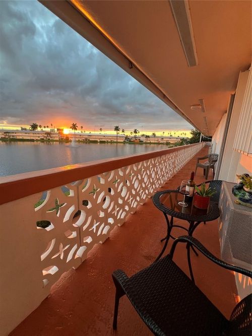 apt-20s-900 Sw 10th Ter, Hallandale Beach, FL, 33009-6765 | Card Image