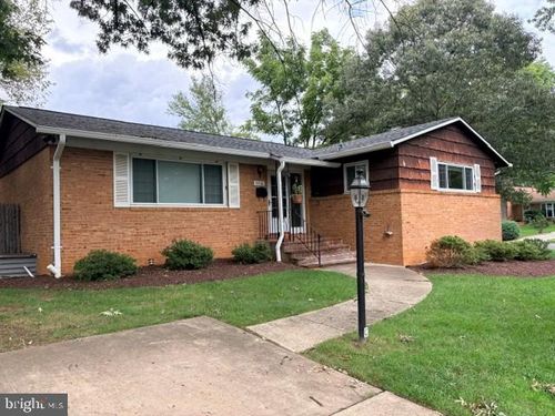7016 Roundtree Rd, Falls Church, VA, 22042-3933 | Card Image