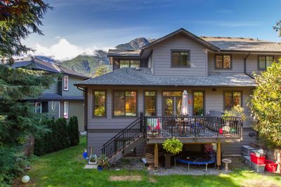 41740 Honey Lane, Home with 4 bedrooms, 3 bathrooms and 4 parking in Squamish BC | Image 3