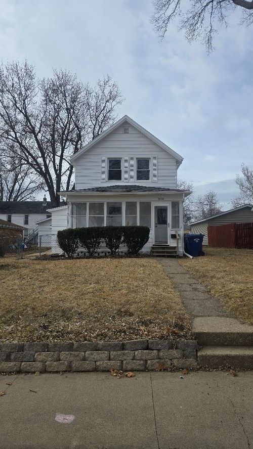 3006 Roosevelt St, Clinton, IA, 52732-1626 | Card Image