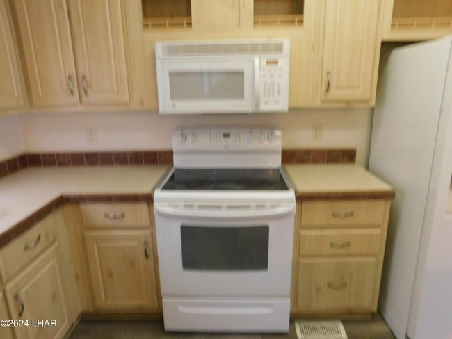 Built in Microwave, electric oven/stove | Image 12
