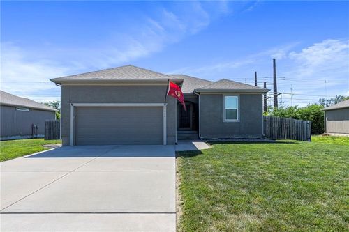 21904 Crystal Ave, Peculiar, MO, 64078-4401 | Card Image
