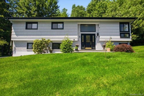 4 Medford Pl, Nanuet, NY, 10954-1028 | Card Image