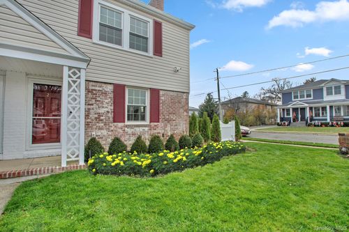 2 Bayview Ct, Manhasset, NY, 11030-2203 | Card Image