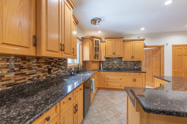 150 Seymour Cres, House other with 7 bedrooms, 4 bathrooms and 4 parking in Windsor ON | Image 10