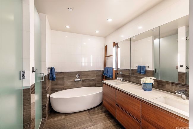 APT-1001 - 1108 Auahi St, Condo with 3 bedrooms, 3 bathrooms and 2 parking in Honolulu HI | Image 12