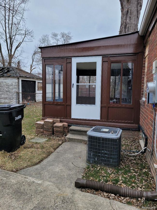 18609 Mansfield St, House other with 3 bedrooms, 2 bathrooms and null parking in Detroit MI | Image 9