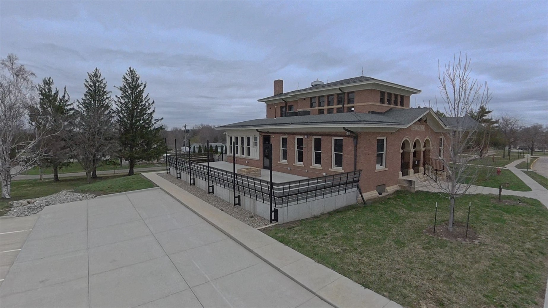 916 9th St, Vinton, IA 52349-1002
