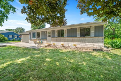 219 Manor Dr, Fredonia, WI, 53021-9446 | Card Image