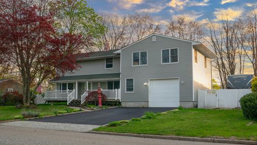 4 Young Rd, Coram, NY, 11727-3042 | Card Image