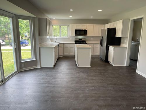 47000 Harbour Pointe Ct, Van Buren Twp, MI, 48111-1029 | Card Image