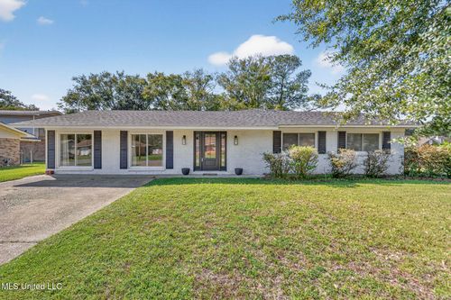 100 Hunter Dr, Ocean Springs, MS, 39564-5616 | Card Image