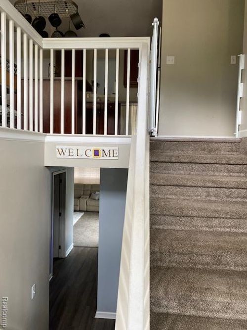 239 Andover Woods Dr, Fenton, MI, 48430-2194 | Card Image